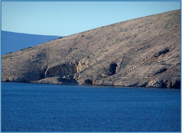 Stene in obala pri Stari Baški na otoku Krku